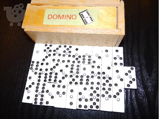 Ντόμινο σε ξυλένιο κουτί παλαιό