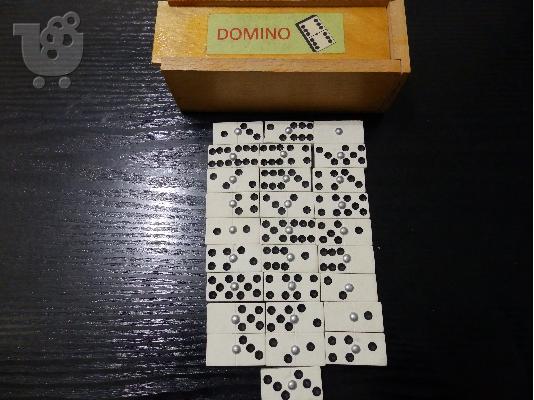 Ντόμινο σε ξυλένιο κουτί παλαιό