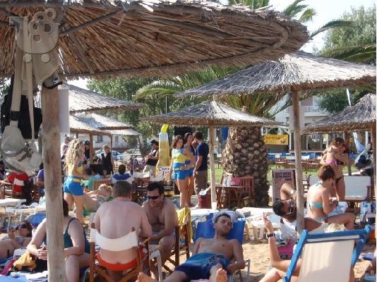 PoulaTo: beach bar