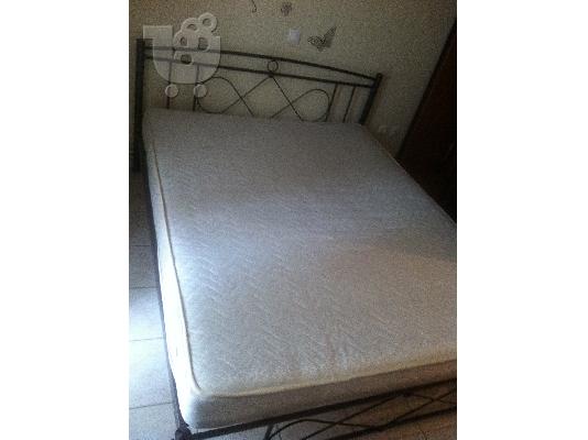 Διπλό μεταλλικό κρεβάτι με στρώμα