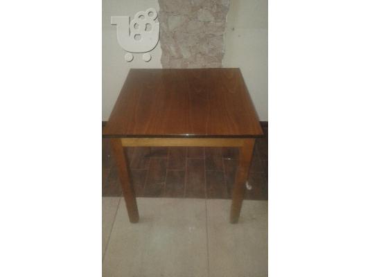 PoulaTo: ξύλινα τραπέζια