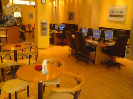 PoulaTo: Internet Sports Cafe