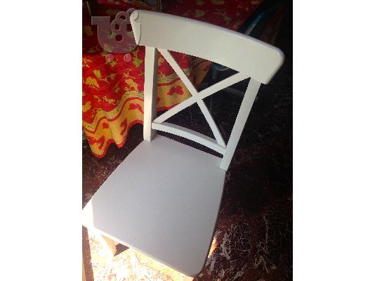 PoulaTo: Άσπρη Καρέκλα