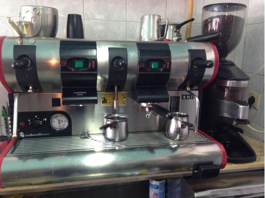 Πωλείται Πωλείται FULL εξοπλισμός για μαγαζί καφέ-τυρόπιτα-κρύα sandwich - € 7.000...