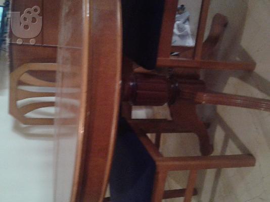 PoulaTo: τραπεζαρία με 4 καρέκλες