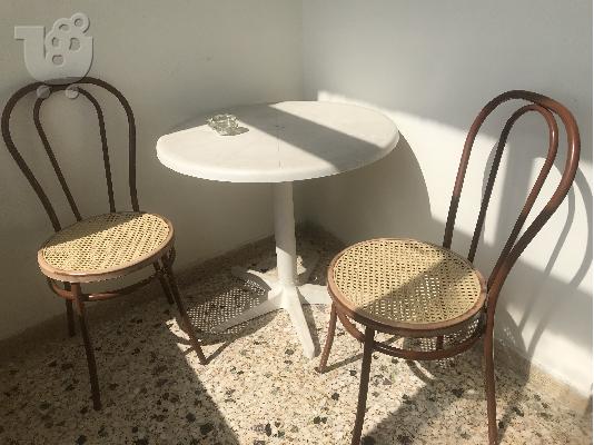 PoulaTo: 2 καρέκλες κουζίνας μαζί με πλαστικό στρογγυλό τραπέζι
