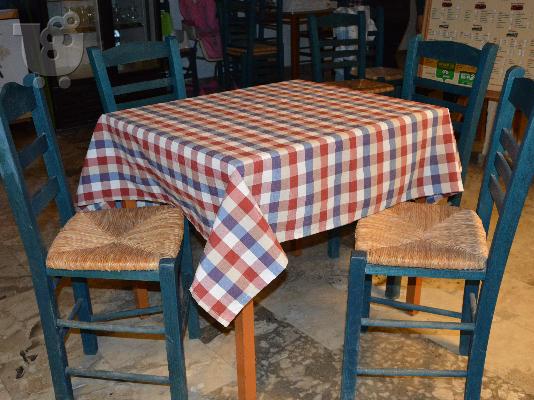 PoulaTo: Πωλούνται καρέκλες-τραπέζια ταβέρνας