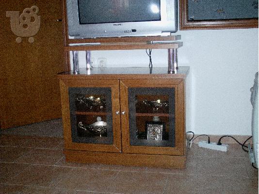 PoulaTo: τραπεζακι τηλεορασης