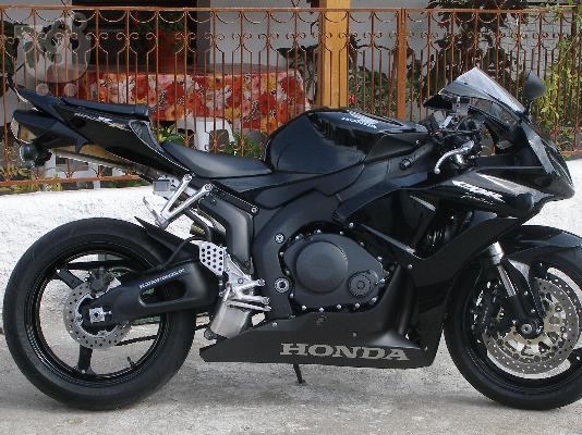 PoulaTo: HONDA CBR 1000 RR Fireblade '06