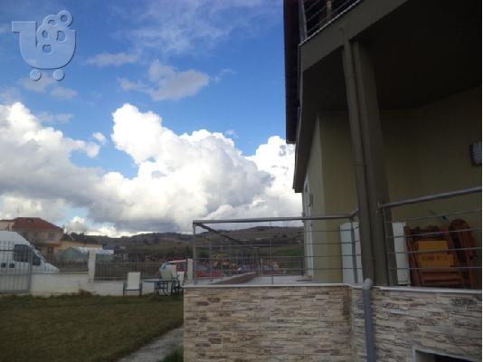 Πωλείται επαγγελματικός χώρος με σπίτι