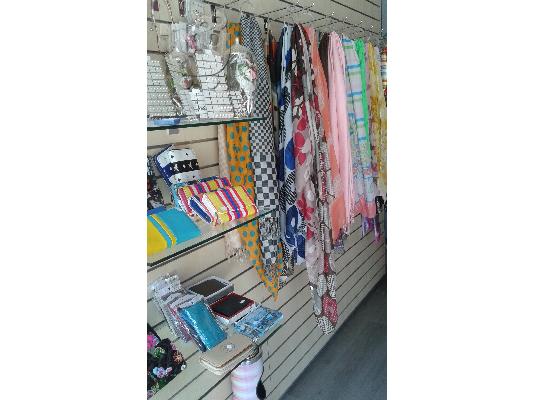 Πωλείται εξοπλισμός επιχείρησης –αρωματοπωλείο και αξεσουάρ μόδας....