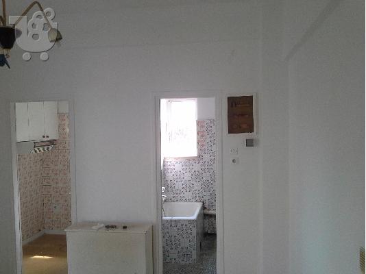 Γκαρσονιερα στον 1οροφο στον καρεα βυρωνα