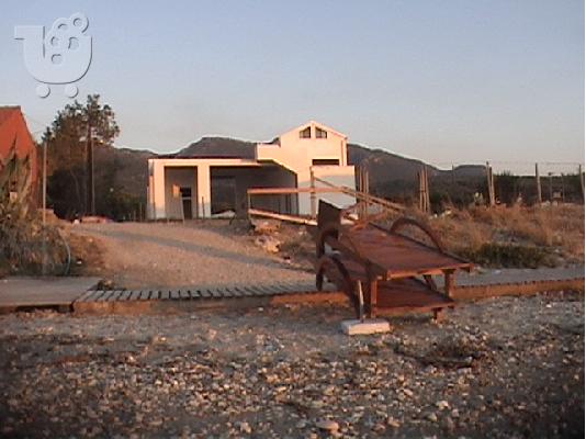 Ενοικιάζεται παραθαλάσσιο επαγγελματικό κτήριο