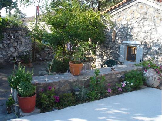 ΠΩΛΕΙΤΑΙ  πέτρινη παραδοσιακh κατοικία  στην Ερεσό...