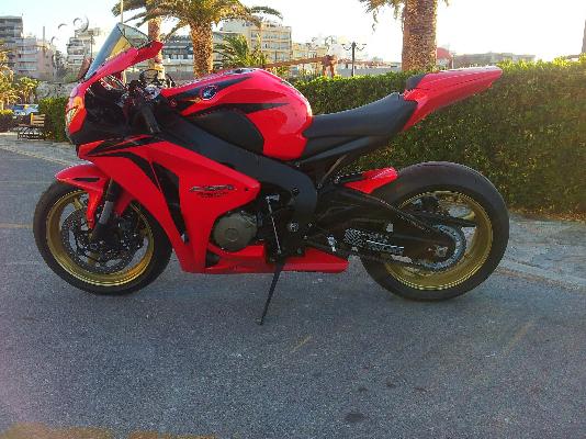 PoulaTo: HONDA CBR 1000 RR Fireblade '08