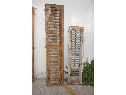 Παντζούρια ξύλινα καφέ και λευκά παλαιού τύπου