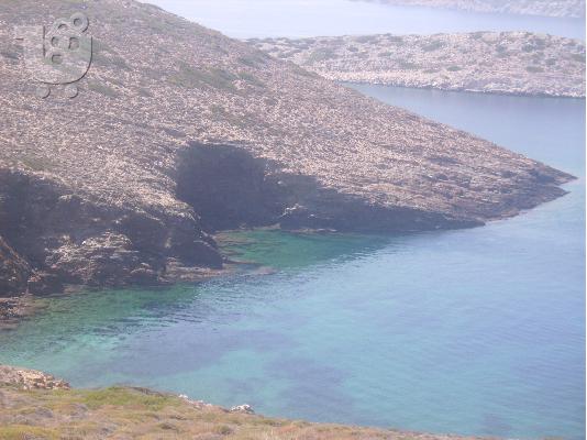 ΟΙΚΟΠΕΔΟ ΣΑΝ ΝΗΣΙ ΣΤΟΥΣ ΦΟΥΡΝΟΥΣ ΙΚΑΡΙΑΣ