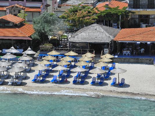 PoulaTo: internet cafe & beach bar