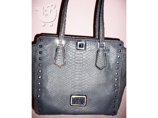 PoulaTo: ΤΣΑΝΤΑ GUESS