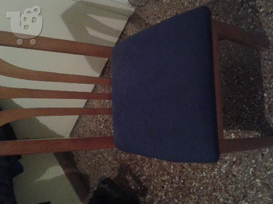 τραπεζαρία με 4 καρέκλες
