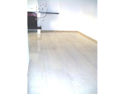 PoulaTo: διαμερισματακι 82 τμ 146.000€ - ιδιαιτερα λειτουργικο καταλευκο ανακαινισμενο σε μικρη διοροφη οικοδομη