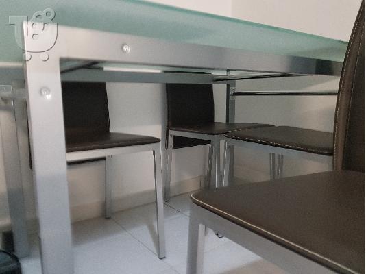 Πωλείται τραπεζαρία με τεσσερις καρεκλες