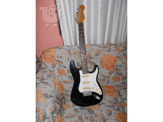 PoulaTo: Ηλεκτρική κιθάρα stratocaster fender.