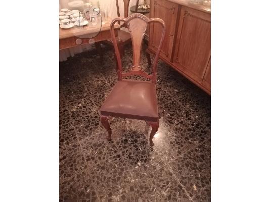 Πωλείται τραπεζαρία (τραπέζι με 6 καρέκλες)