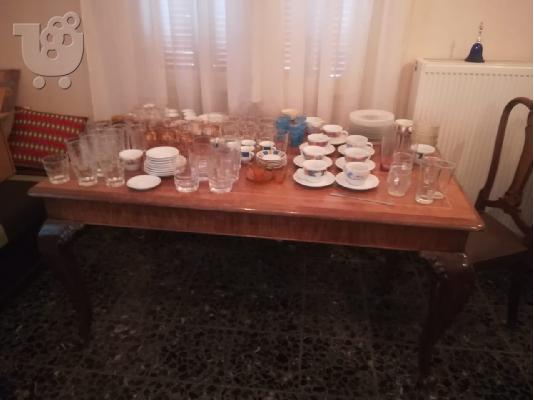 Πωλείται τραπεζαρία (τραπέζι με 6 καρέκλες)