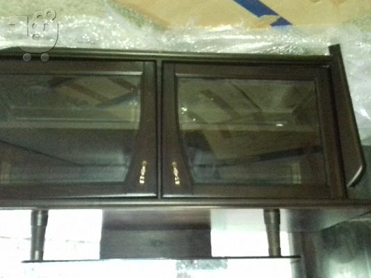 Πωλούνται μεταχειρισμένη τραπεζαρία με έξι (6) καρέκλες, γωνιακή κρυσταλλιέρα και μπουφές...