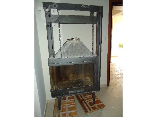 Πωλουνται 2 ηχεια και μια κονσολα της εταιριας behringer....