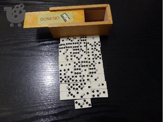 Ντόμινο σε ξυλένιο κουτί παλαιό