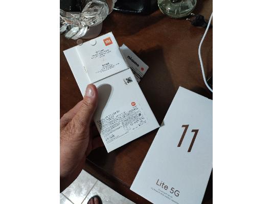 Πωλείται ( xiaomi mi 11 lite 5G. 8GB 128. Ολοκαίνουργιο είναι. Όπως βλέπετε στης φωτογραφί...