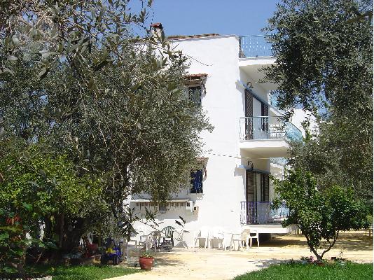 ΕΝΟΙΚΙΑΖΕΤΑΙ ΓΚΑΡΣΟΝΙΕΡΑ ΣΤΗΝ ΒΕΛΙΚΑ ΛΑΡΙΣΑΣ