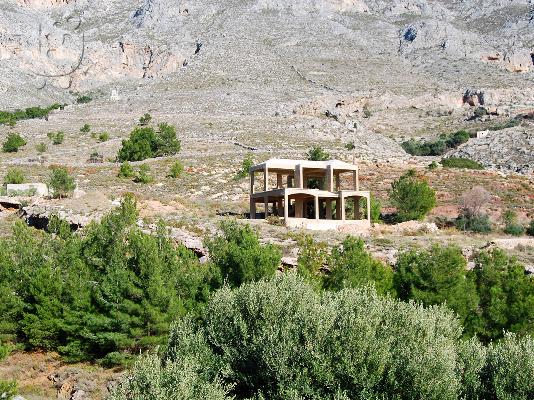 PoulaTo: Πωλείται οικόπεδο και ημιτελής οικία.