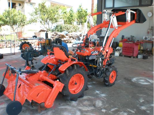 Τρακτέρ Kubota B 7001DT με κουβά  Καραμανίδης