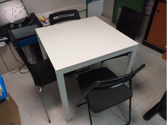 PoulaTo: Τραπέζι με 4 καρέκλες.