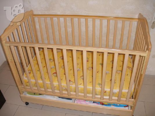 PoulaTo: Βρεφικό κρεββάτι σε καρυδιά πλήρες.