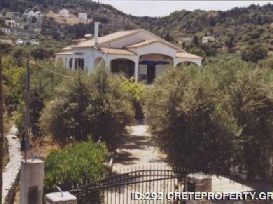 PoulaTo: Δύο βίλλες με κήπο στο Γαβαλοχώρι 