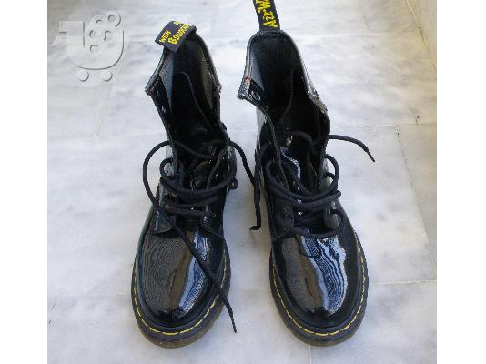 PoulaTo: Λουστρίν μαύρα Dr. Martens