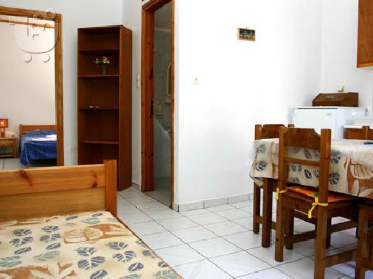 ΕΝΟΙΚΙΑΖΟΝΤΑΙ ΓΚΑΡΣΟΝΙΕΡΕΣ ΣΤΗ ΣΥΡΟ
