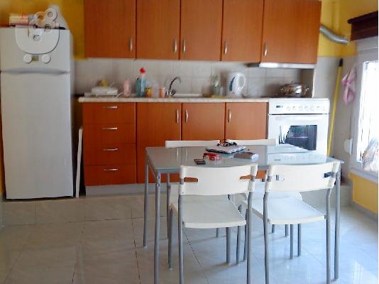 PoulaTo: Πλήρως επιπλωμένο διαμέρισμα 50 τμ με 2 πάρκινγκ 