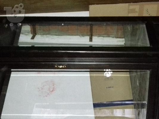 Πωλούνται μεταχειρισμένη τραπεζαρία με έξι (6) καρέκλες, γωνιακή κρυσταλλιέρα και μπουφές...