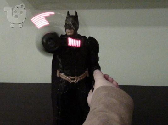 PoulaTo: batman poy girizei tin aspida toy kai kanei kala sximata