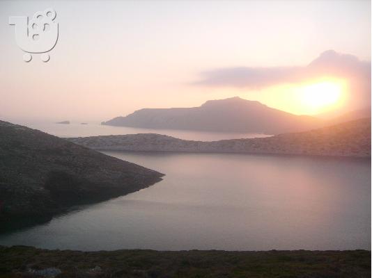 ΟΙΚΟΠΕΔΟ ΣΑΝ ΝΗΣΙ ΣΤΟΥΣ ΦΟΥΡΝΟΥΣ ΙΚΑΡΙΑΣ