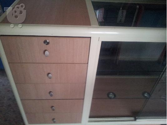 PoulaTo: βιτρινες με ραφια κ συρταρια
