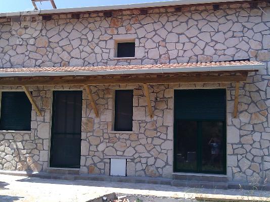 ΝΕΟΧΤΙΣΤΗ ΠΕΤΡΙΝΗ ΚΑΤΟΙΚΙΑ ΣΕ ΑΥΤΟΝΟΜΟ ΟΙΚΟΠΕΔΟ ΜΕ ΘΕΑ...