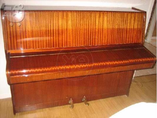 PoulaTo: POLITE PIANO SAN KAINOURGIO