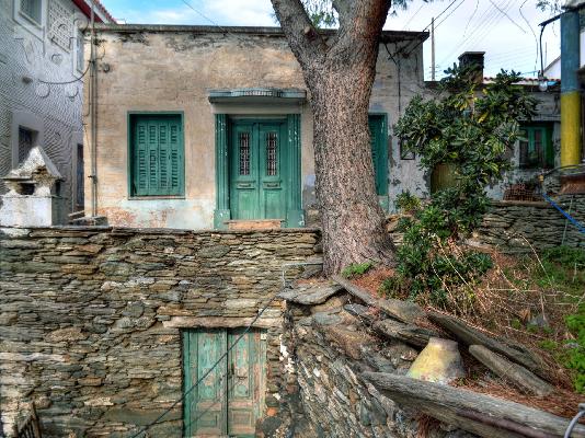 PoulaTo: παλαιο πετρινο σπιτι στο χωριο Βραχνου Ανδρου