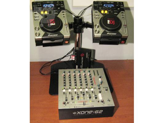 PoulaTo: 2xPioneer CDJ-400 και mixer Allen&Heath Xone:62